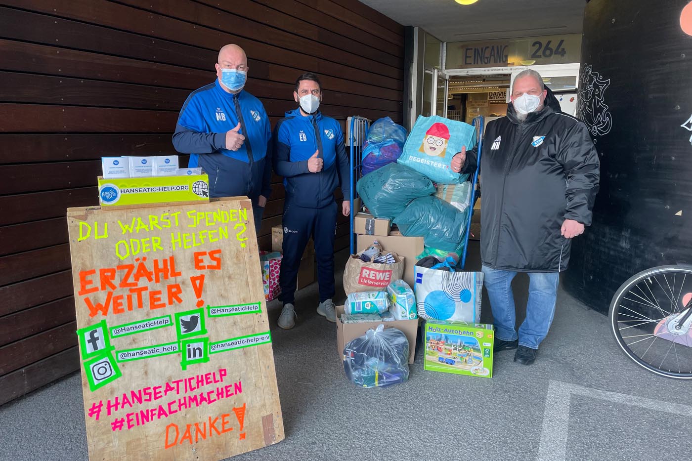 Offizielle der Fußballabteilung des Niendorfer TSV übergibt gesammelte Spenden für Leidtragende des Ukraine-Krieges an die Organisation Hanseatic Help.