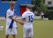 Zwei Spieler von der U17 des Niendorfer TSV klatschen miteinander ab.