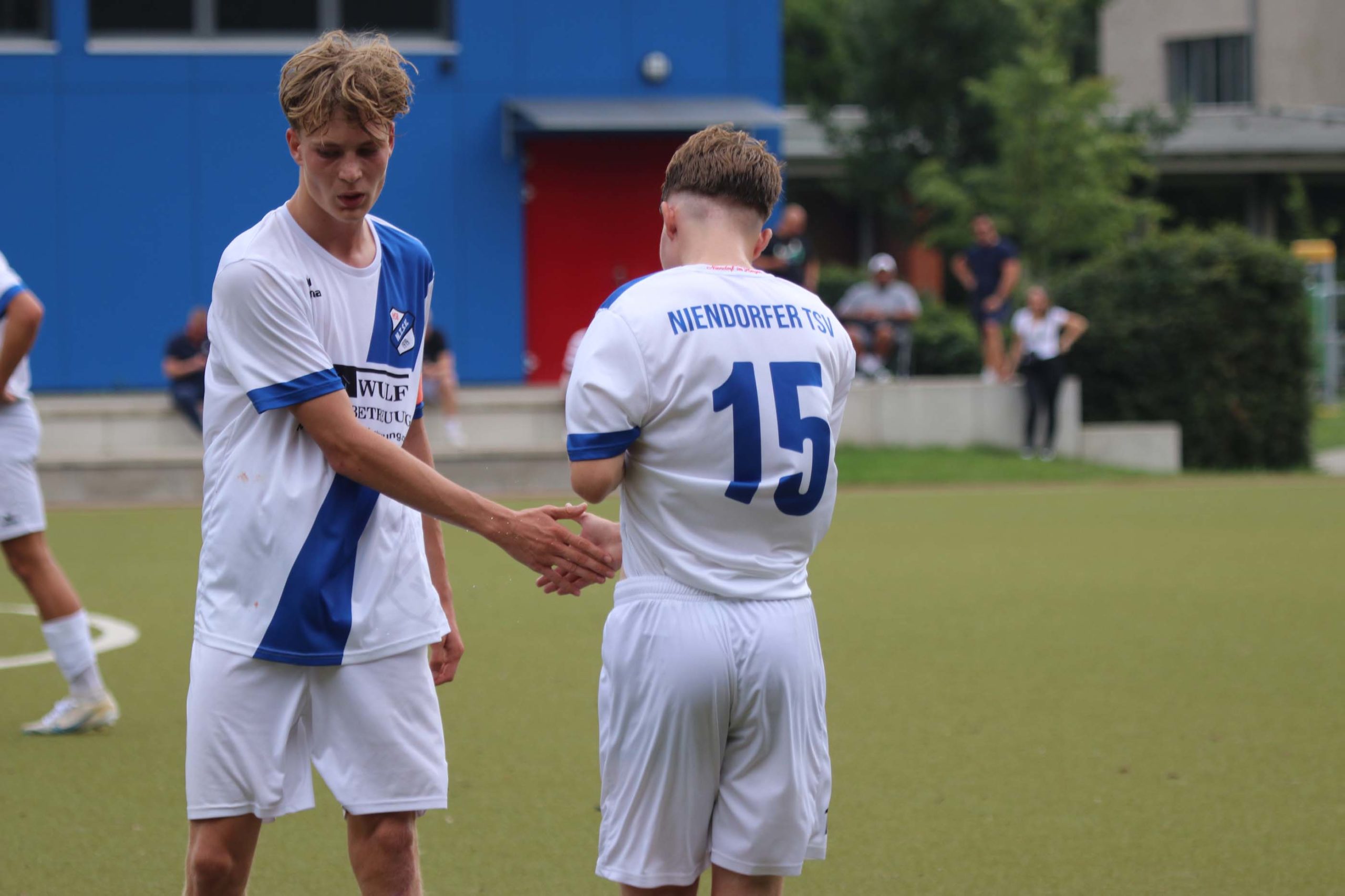 Zwei Spieler von der U17 des Niendorfer TSV klatschen miteinander ab.