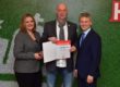 NTSV-Abteilungsleiter Carrel Segner erhält die Silberne Ehrennadel des Hamburger Fußball-Verbands von deren Präsident Christian Okun und Vizepräsidentin Kathrin Behn.