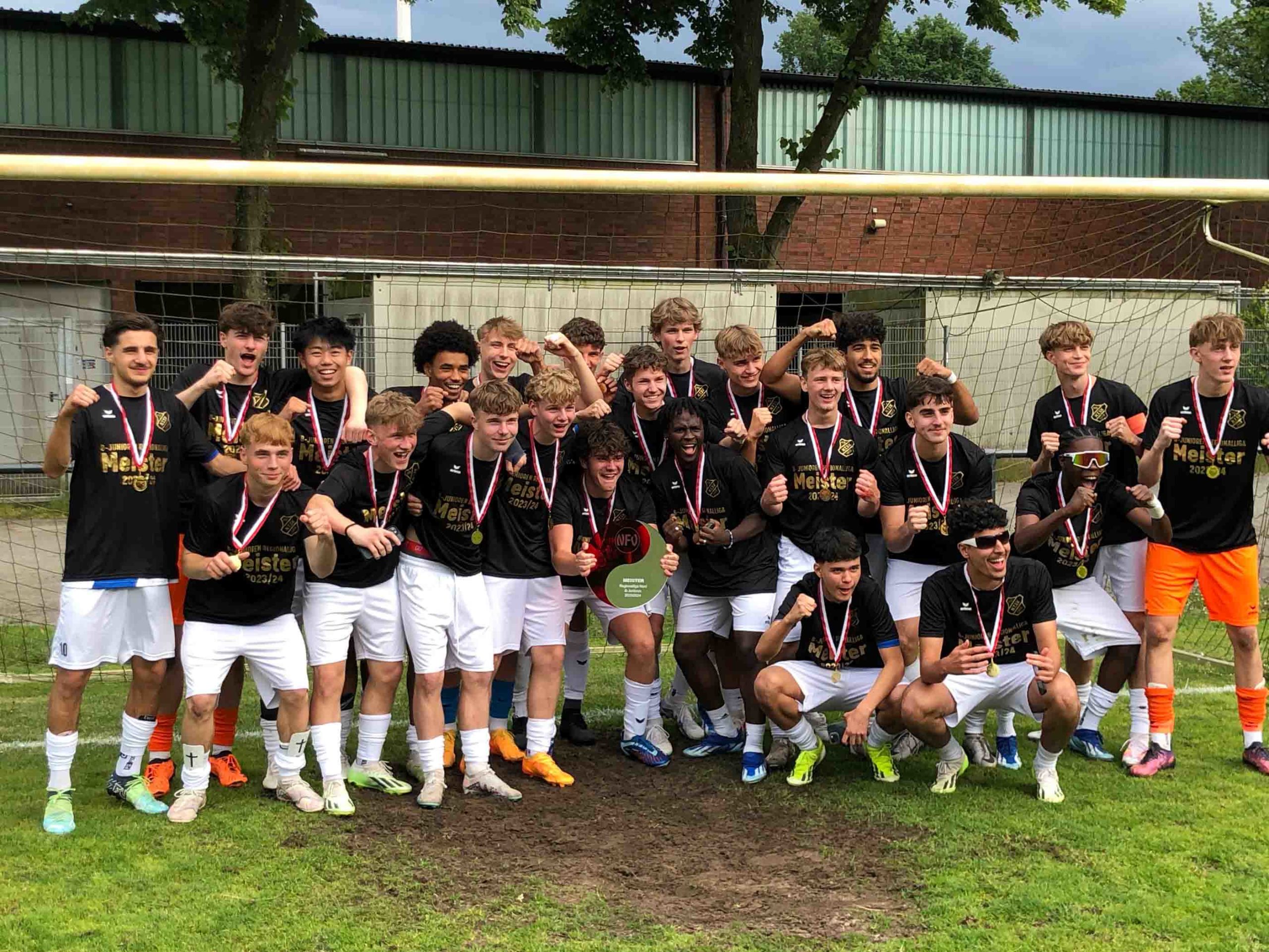 Die U17 des Niendorfer TSV bejubelt in Meppen den Gewinn der Norrdeutschen Meisterschaft.