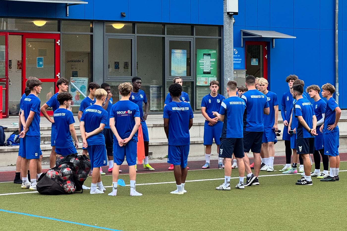 DIe U17 des Niendorfer TSV nach dem Training im Spielerkreis am Sportpatz Bondenwald