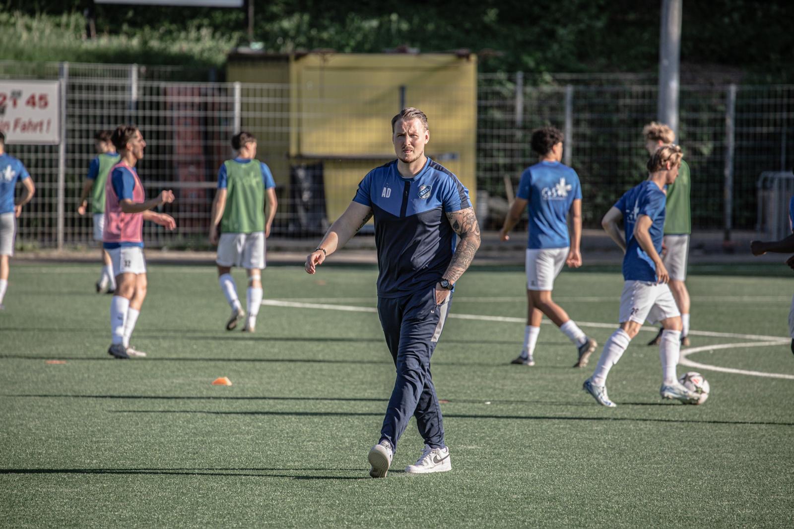 Niendorfer TSV Trainer André Drawz geht über den Platz.