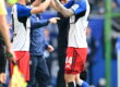 Louis Lemke klatscht bei seiner Einwechselung mit Luka Vuskovic ab.