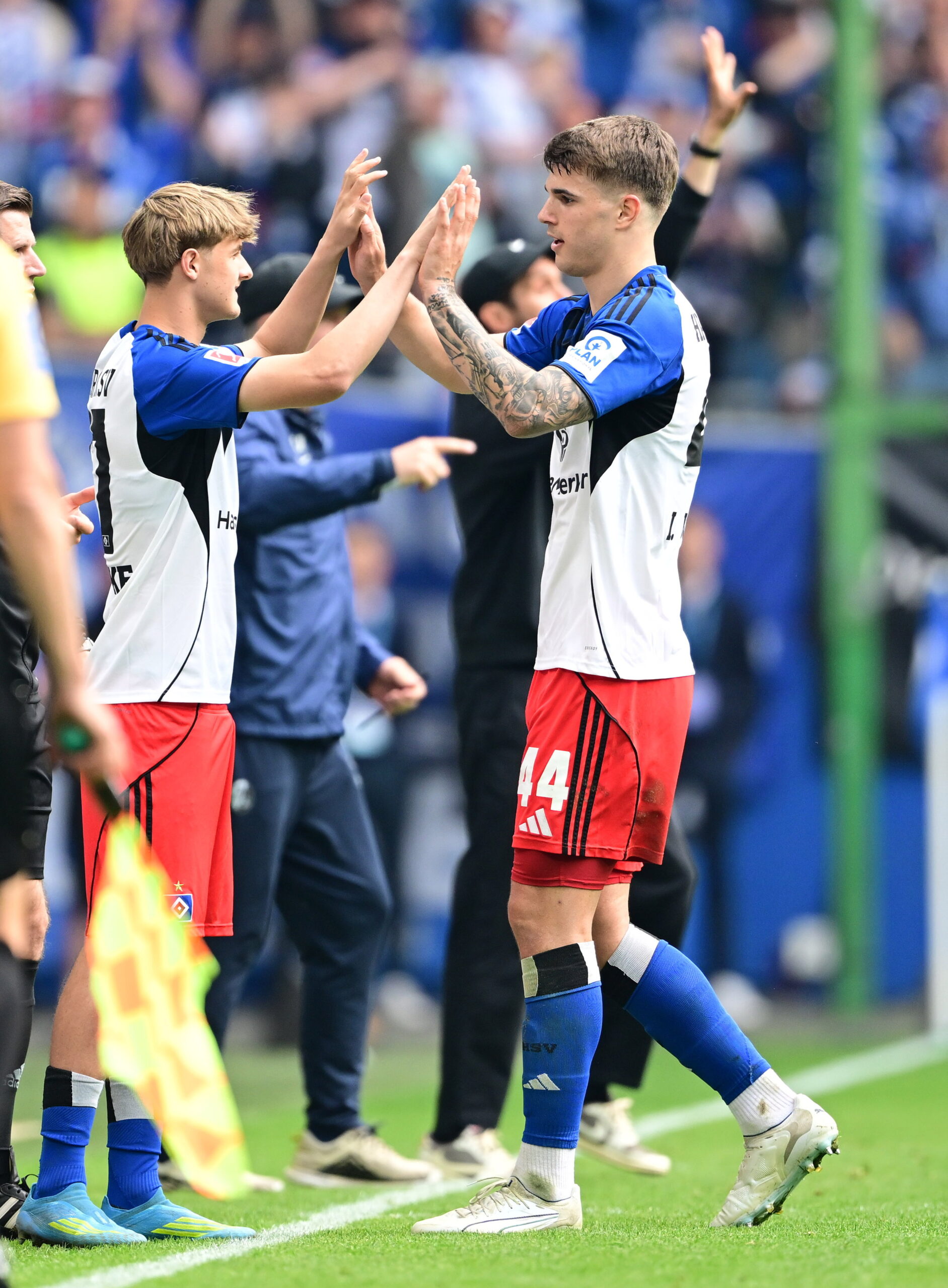 Louis Lemke klatscht bei seiner Einwechselung mit Luka Vuskovic ab.